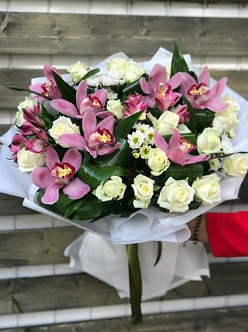 Букет цветов из: Розы и Хризантемы в Ленинауле
