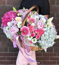 Цветочная композиция из Розы, Хризантемы, Пионы и Лизиантусы в корзине в Ленинауле
