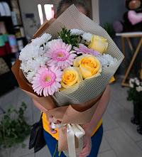 Букет цветов из:  Герберы, Розы и Хризантемы в Ленинауле