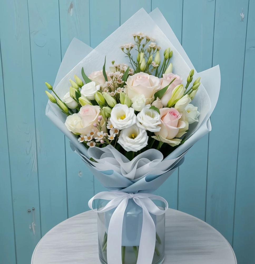 Букет цветов из: Розы и Лизиантусы в Ленинауле