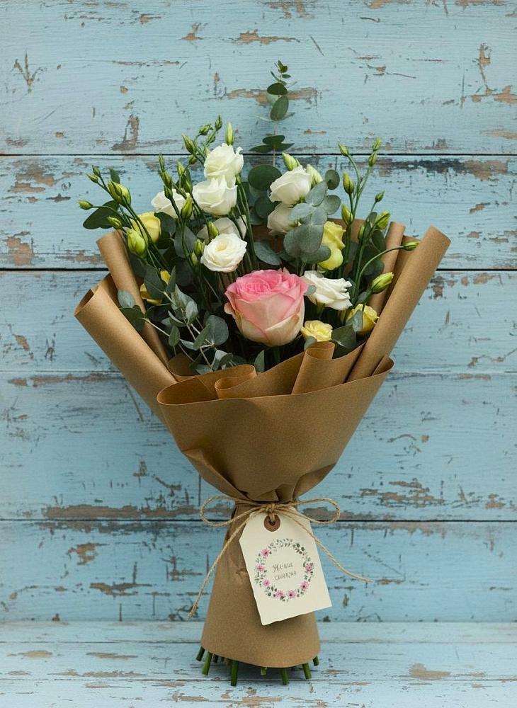 Букет цветов из: Розы и Лизиантусы в Ленинауле