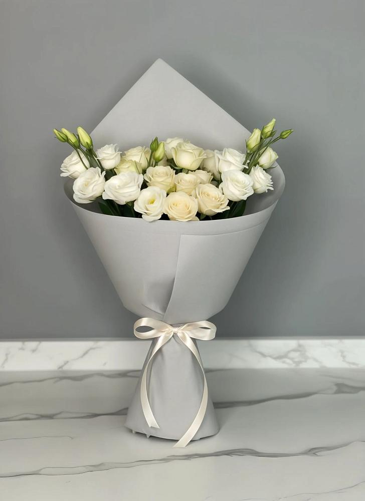 Букет цветов из: Розы и Лизиантусы в Ленинауле