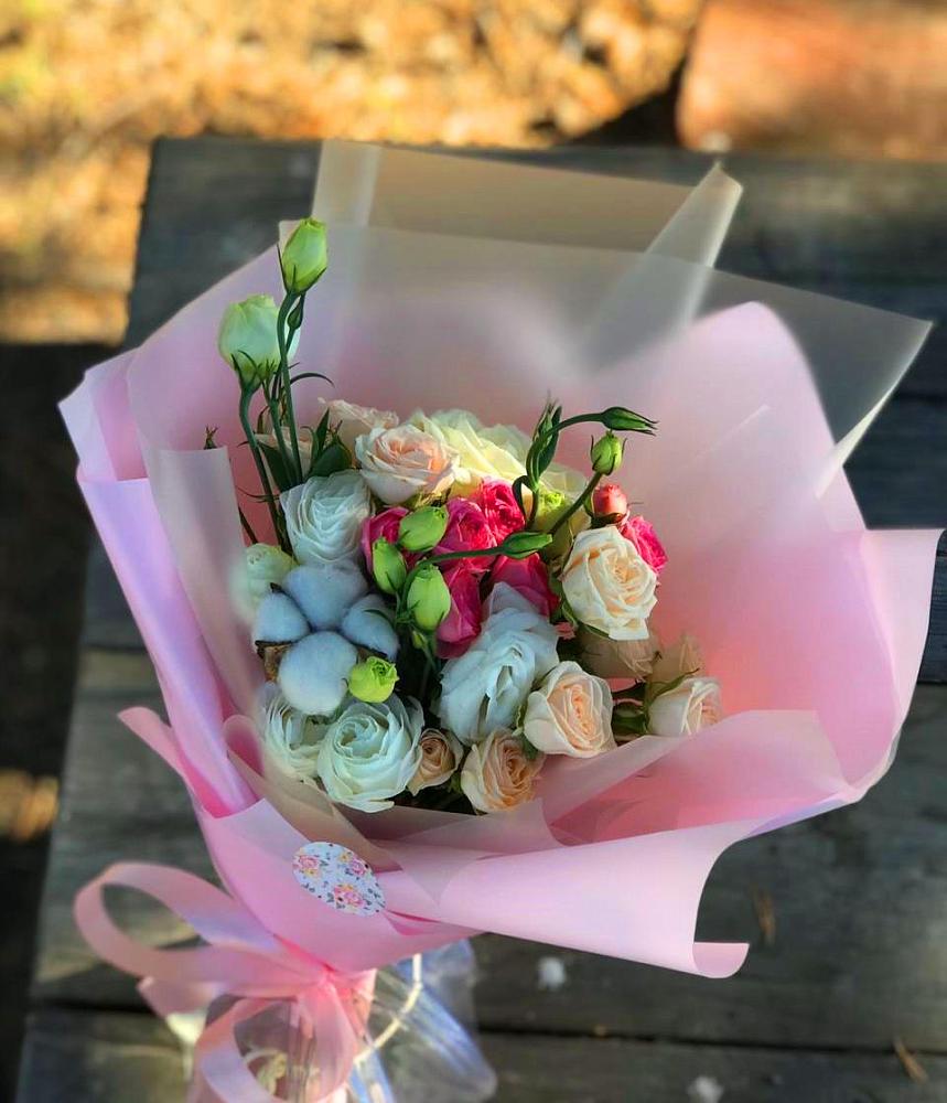 Букет цветов из: Розы и Лизиантусы в Ленинауле