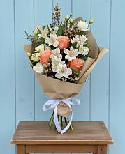 Букет цветов из:  Альстромерии, Лизиантусы, Розы и Хризантемы в Ленинауле