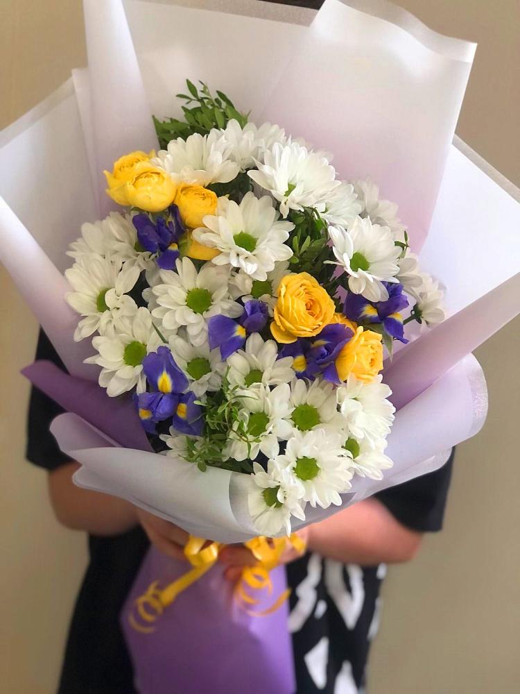 Букет цветов из: Ирисы, Хризантемы и Розы в Ленинауле
