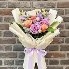 Букет цветов из:  Лизиантусы и Розы в Ленинауле