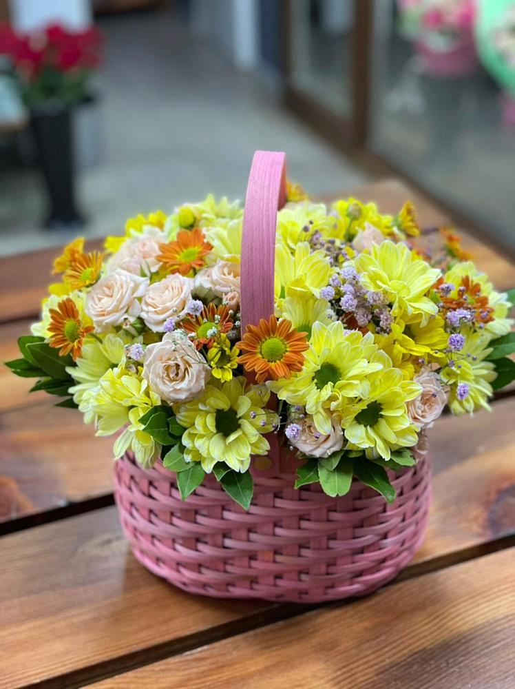 Цветочная композиция из Хризантемы и Розы в корзине в Ленинауле