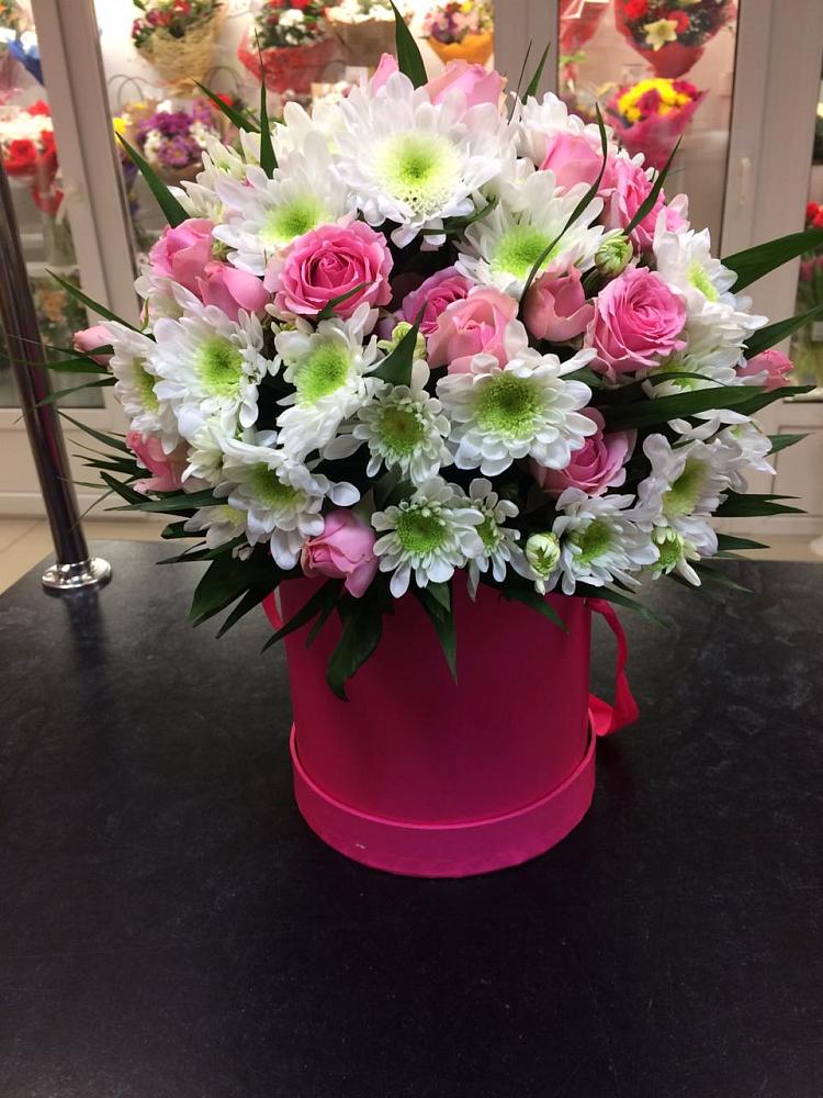 Цветочная композиция из Розы и Хризантемы в шляпной коробке в Ленинауле