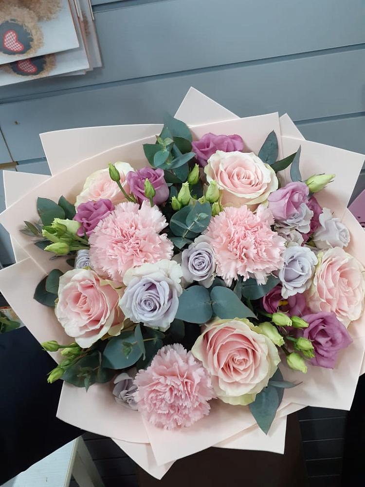 Букет цветов из: Розы, Гвоздики и Лизиантусы в Ленинауле