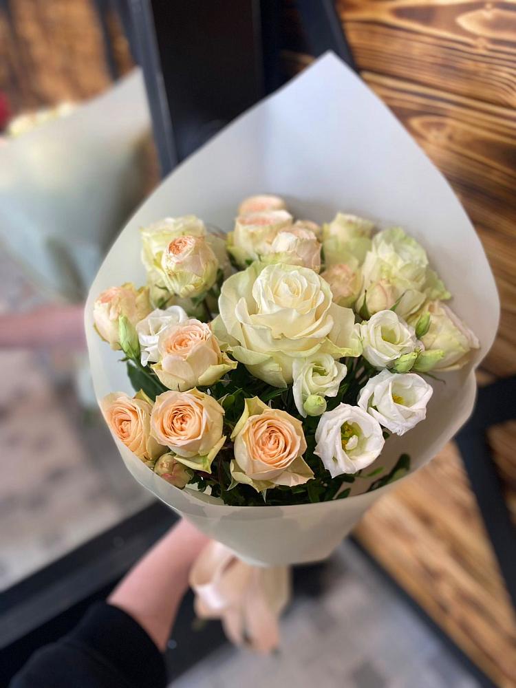 Букет цветов из: Розы и Лизиантусы в Ленинауле